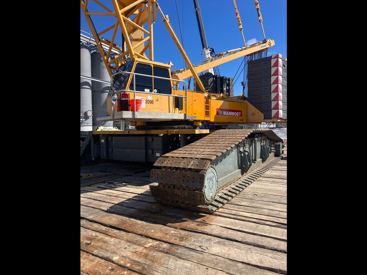 Mammoet takes delivery of LR12500 crawler crane | Mammoet News